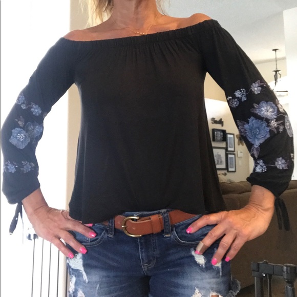 NWT off shoulder AE top - Picture 3 of 4